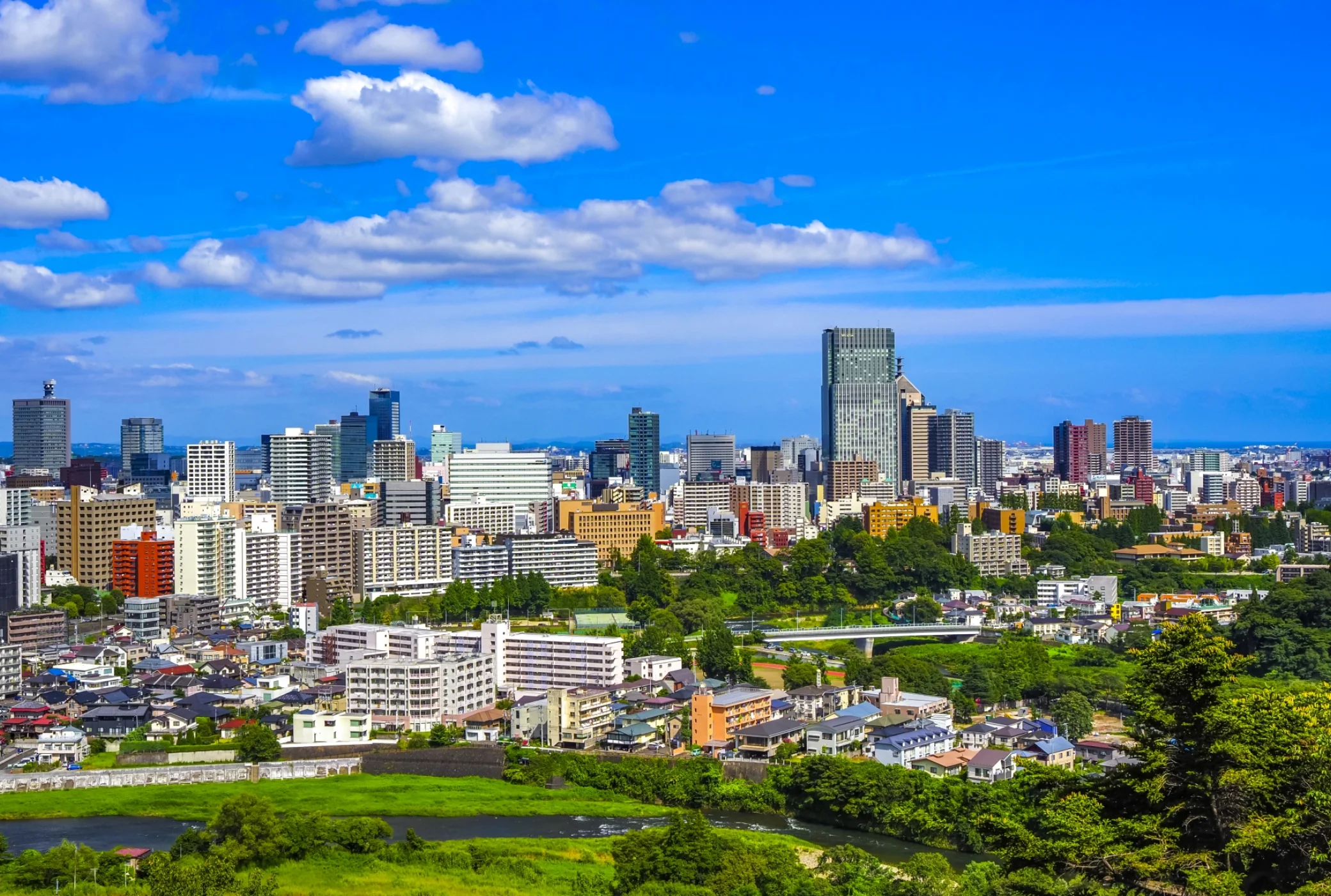 メインビジュアル：仙台市営地下鉄南北線長町駅前に駐車するタクシー